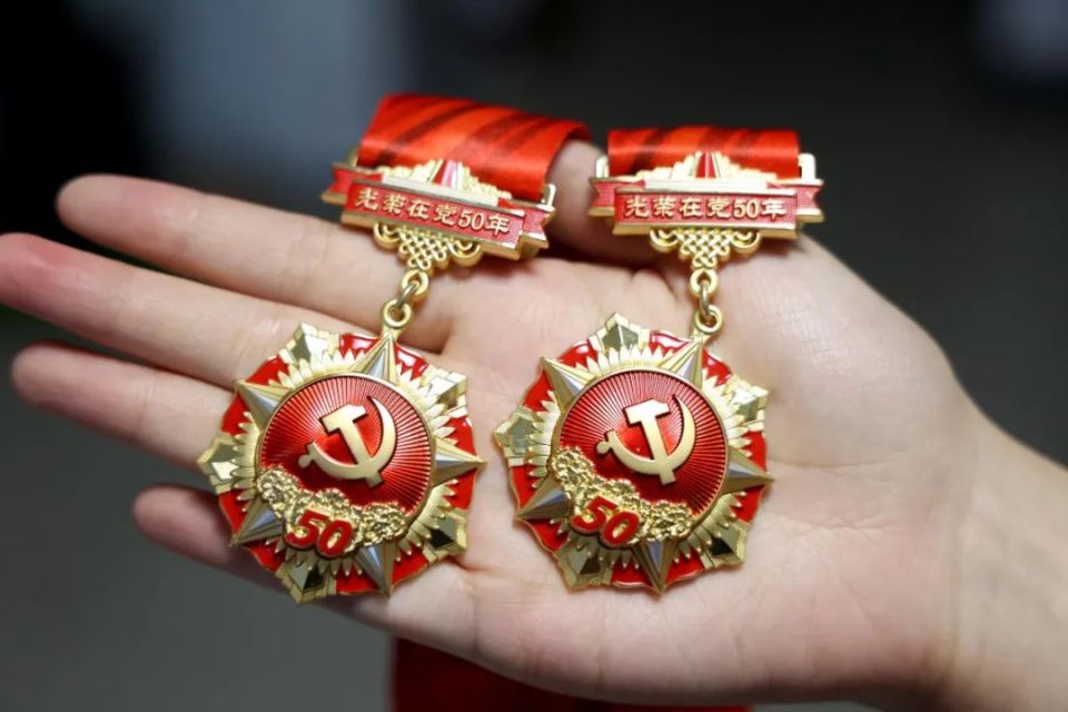 白银最新50年纪念章回收价值方法分析(最方便真实的白银50年纪念章价值多少钱方法)